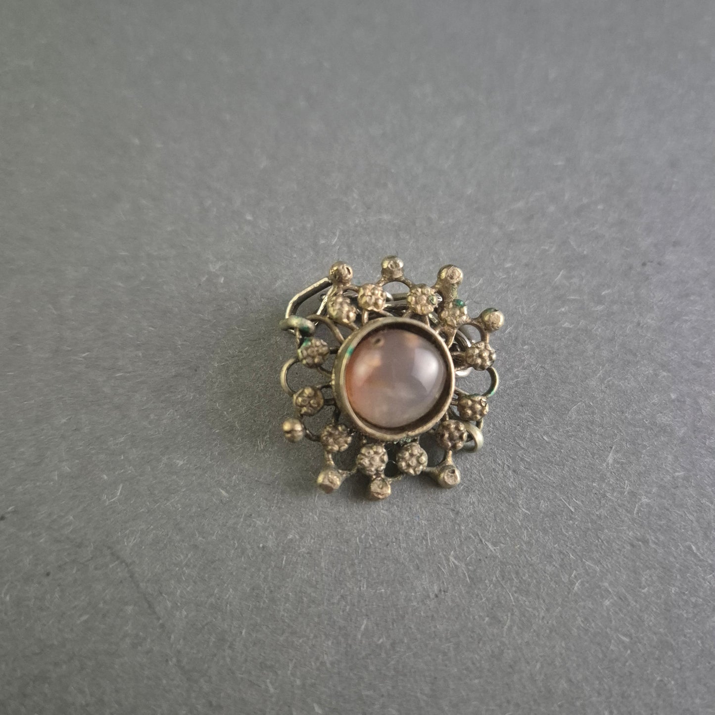 Antiker Silberring mit floraler Verzierung und Steinbesatz