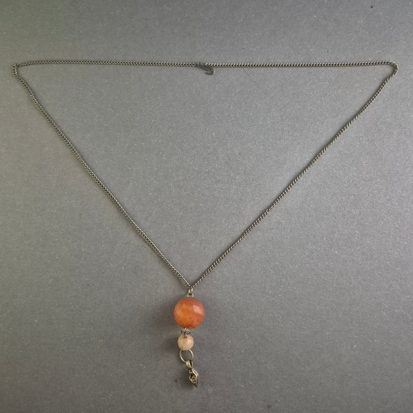 Antike Silberkette mit facettiertem Bernsteinanhänger – Zeitlose Eleganz