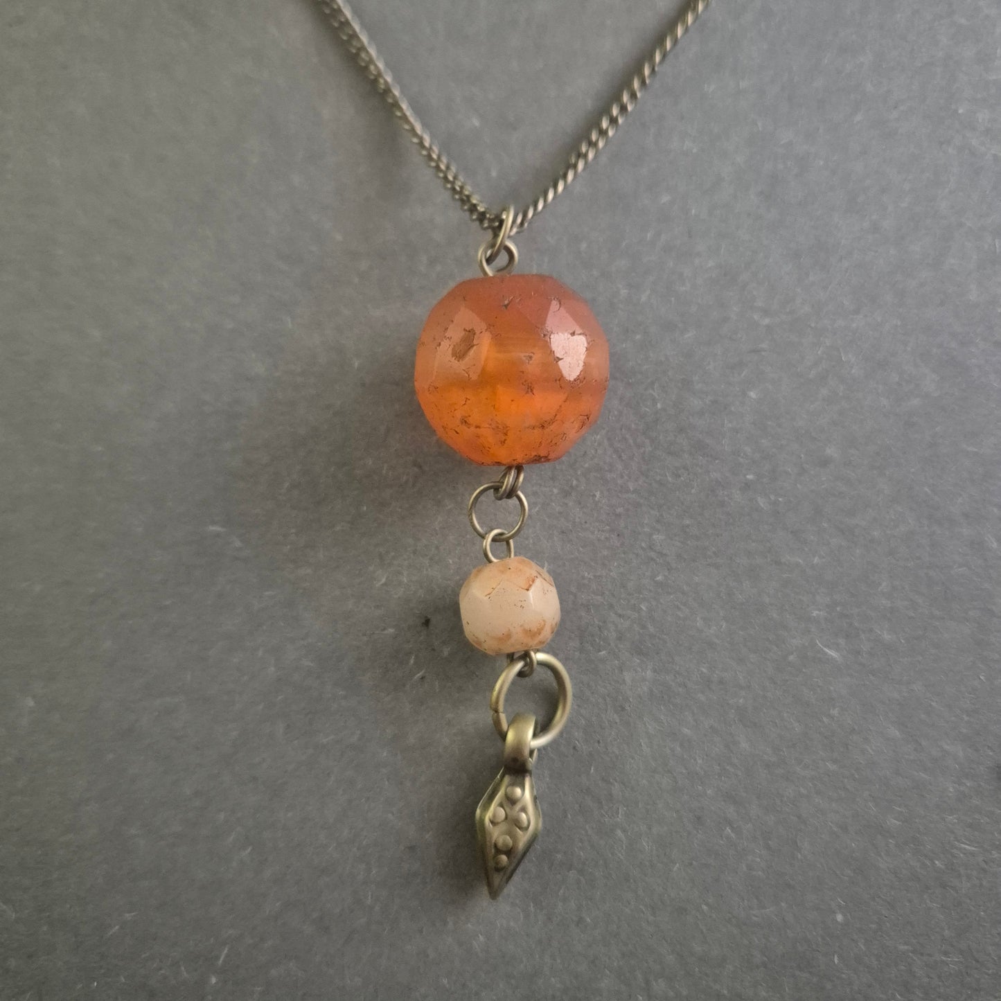 Antike Silberkette mit facettiertem Bernsteinanhänger – Zeitlose Eleganz