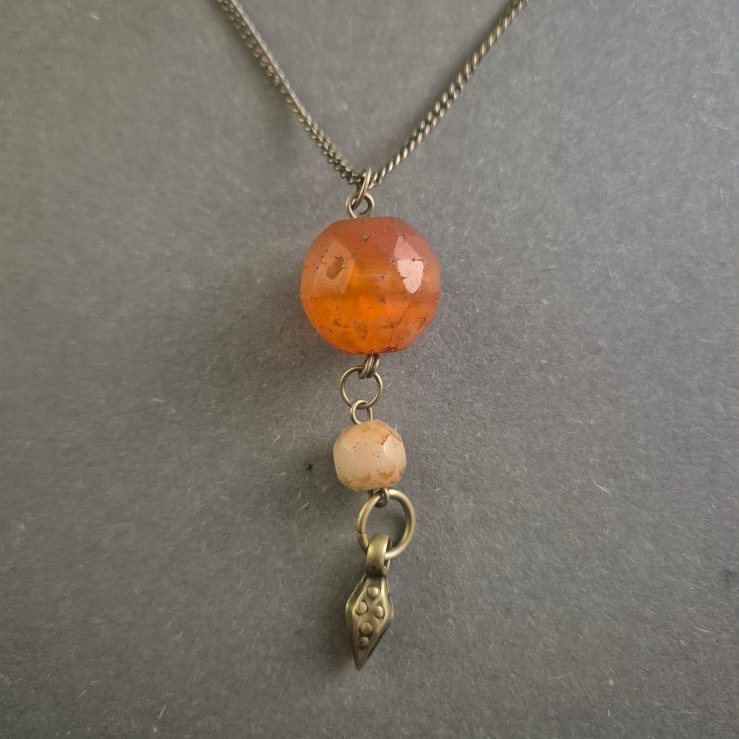 Antike Silberkette mit facettiertem Bernsteinanhänger – Zeitlose Eleganz