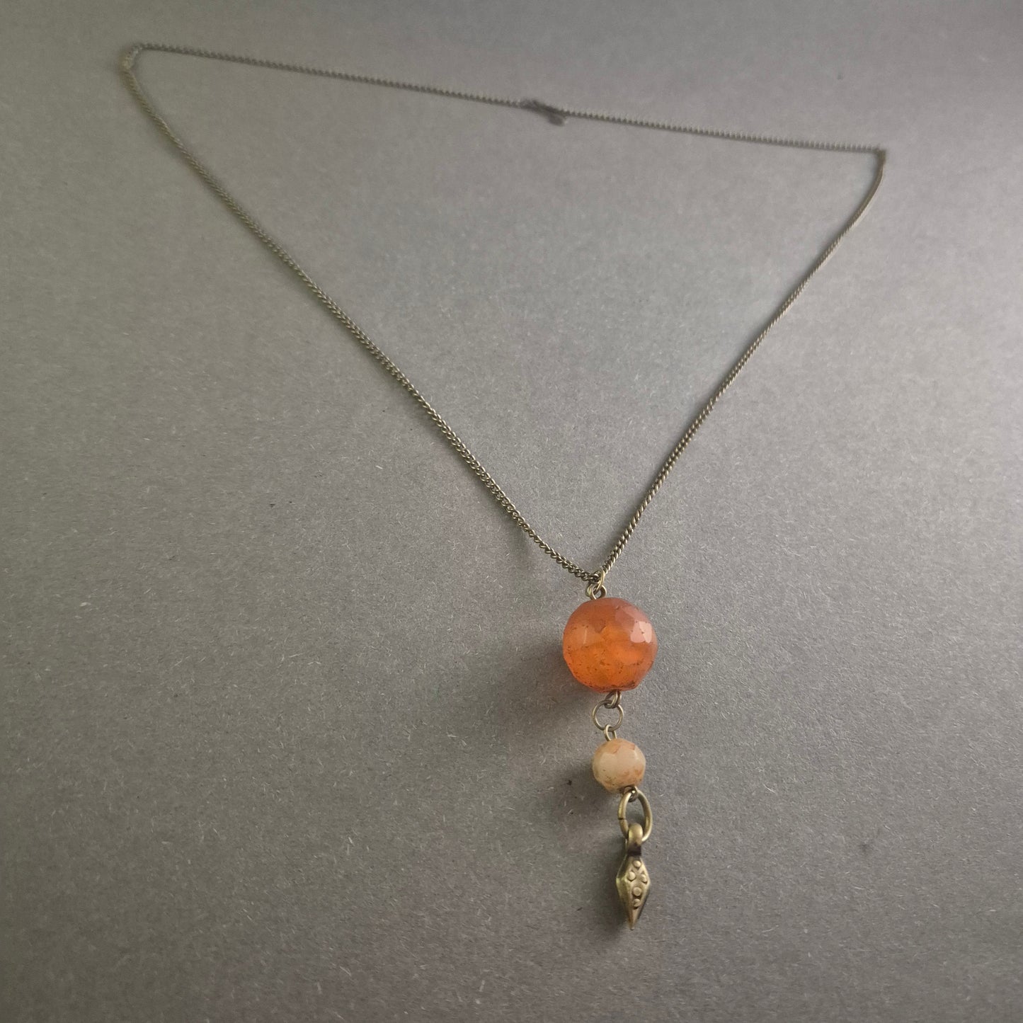 Antike Silberkette mit facettiertem Bernsteinanhänger – Zeitlose Eleganz