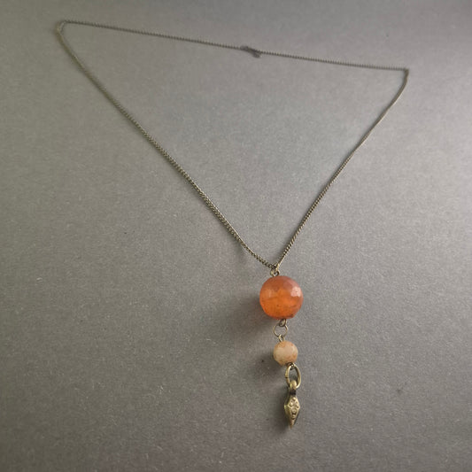 Antike Silberkette mit facettiertem Bernsteinanhänger – Zeitlose Eleganz