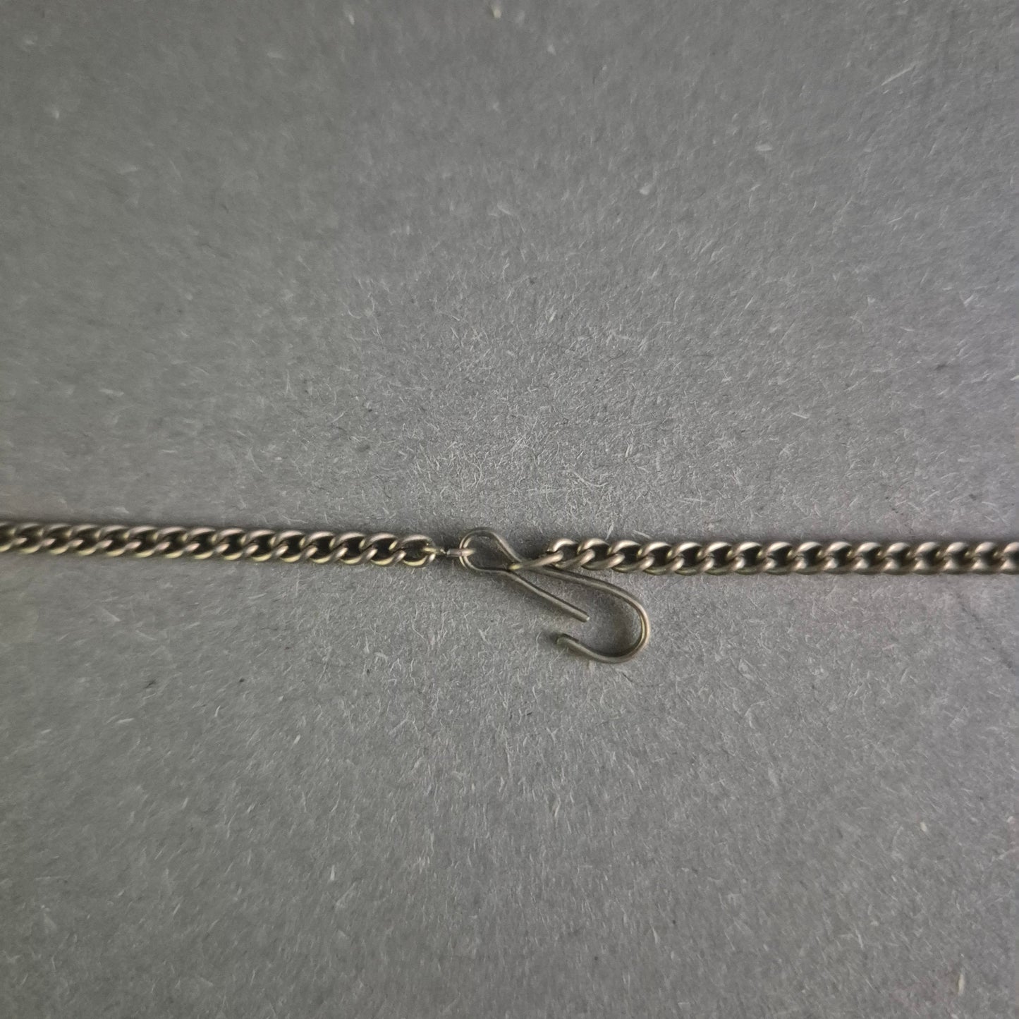 Antike Silberkette mit facettiertem Bernsteinanhänger – Zeitlose Eleganz