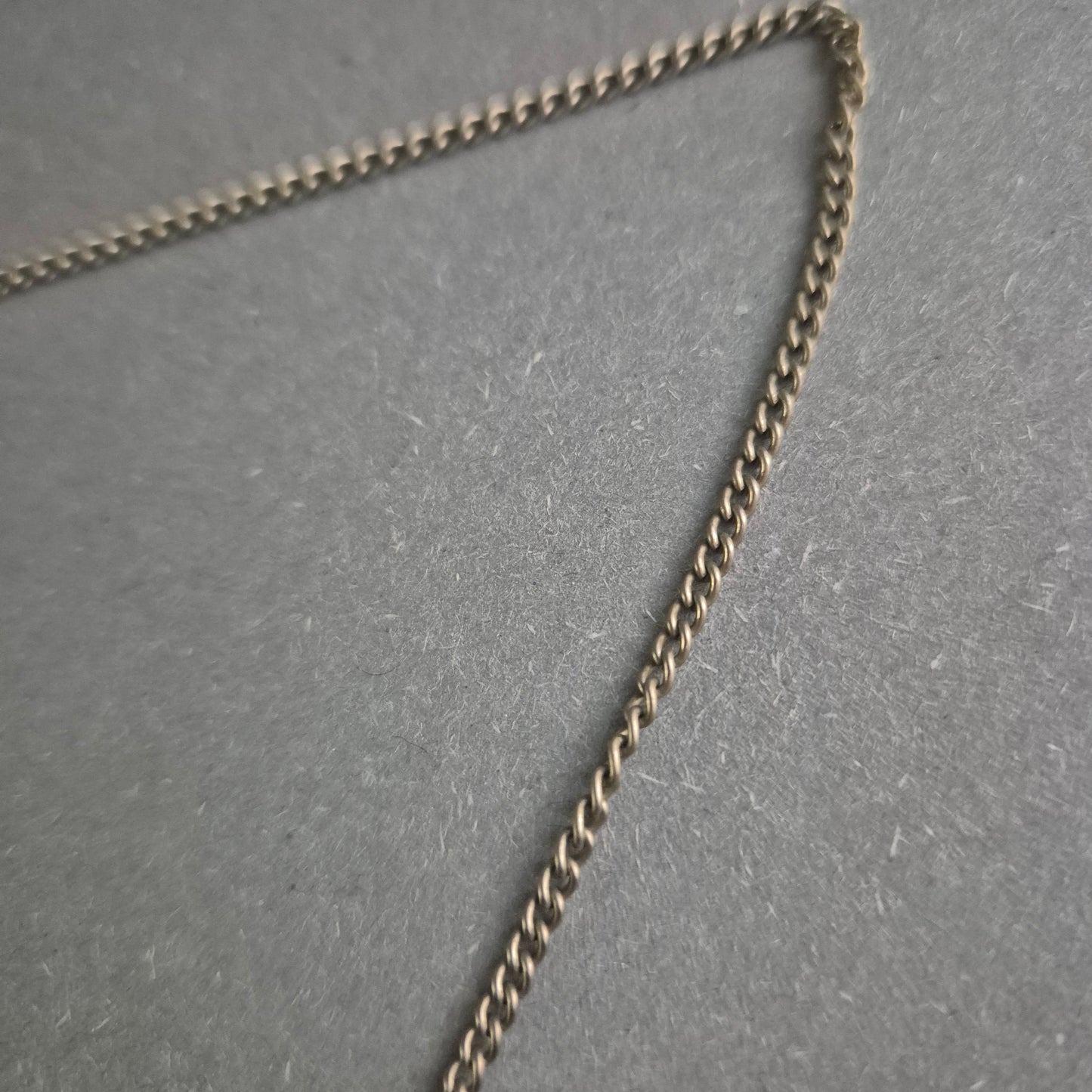 Antike Silberkette mit facettiertem Bernsteinanhänger – Zeitlose Eleganz