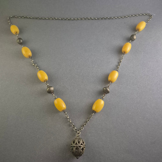 Antike Silberkette mit Bernsteinperlen und filigranem Anhänger