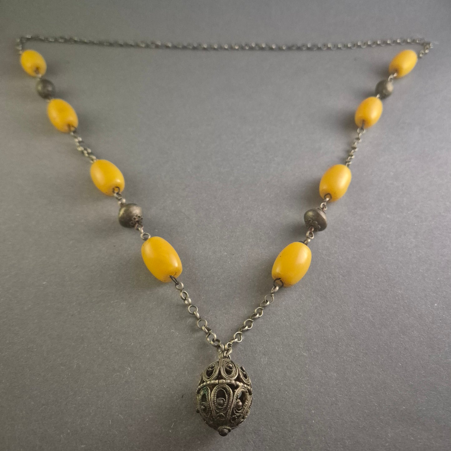 Antike Silberkette mit Bernsteinperlen und filigranem Anhänger