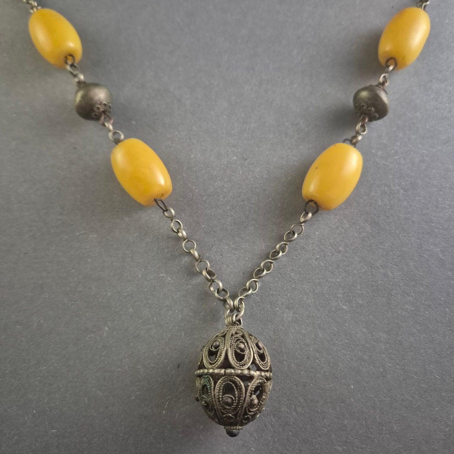 Antike Silberkette mit Bernsteinperlen und filigranem Anhänger