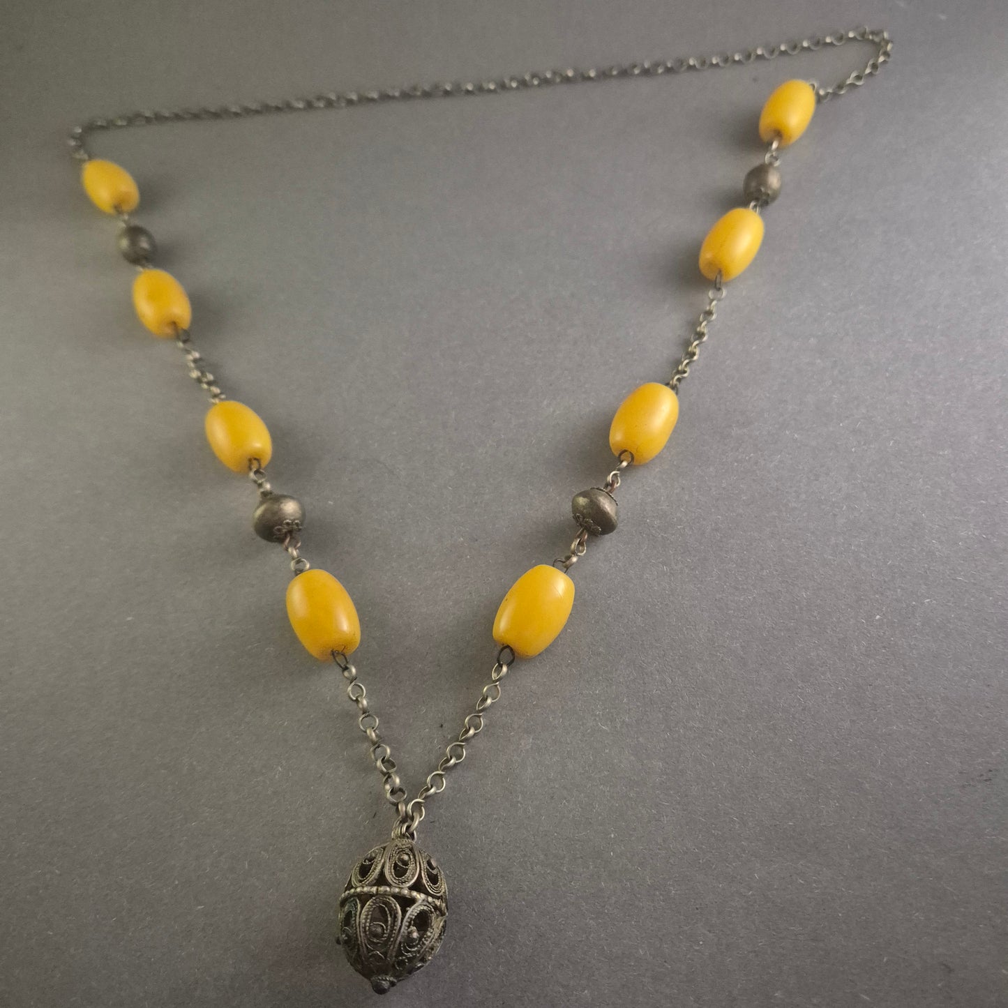 Antike Silberkette mit Bernsteinperlen und filigranem Anhänger