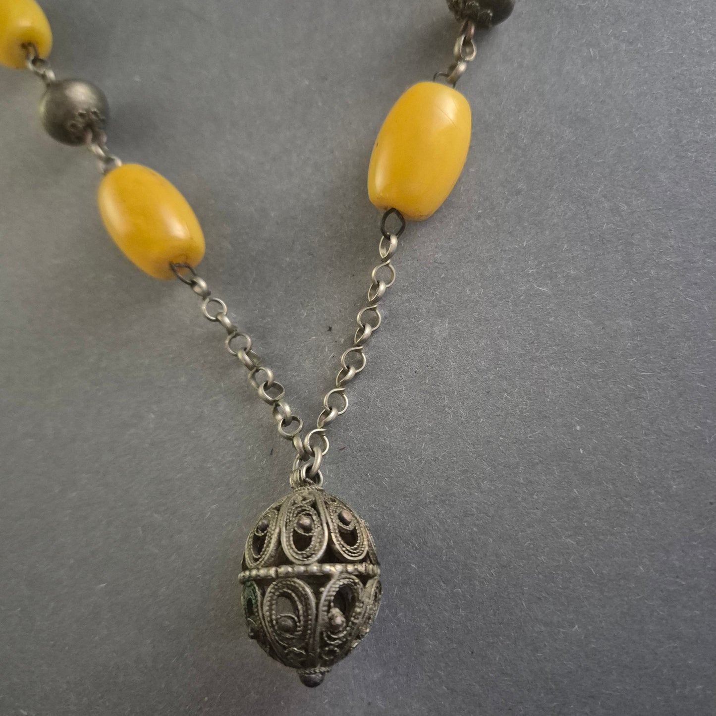 Antike Silberkette mit Bernsteinperlen und filigranem Anhänger