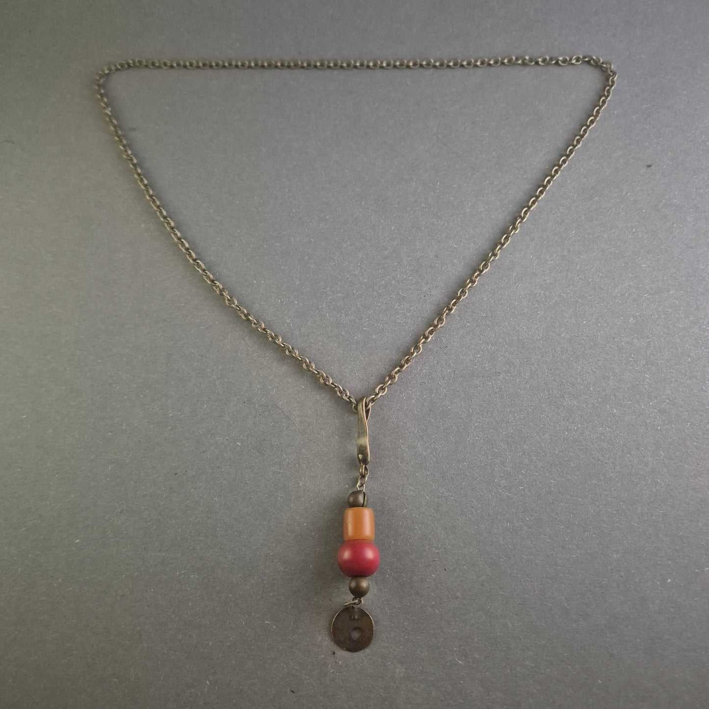 Antike Silberkette mit buntem Anhänger – Ethno-Look im Vintage-Stil