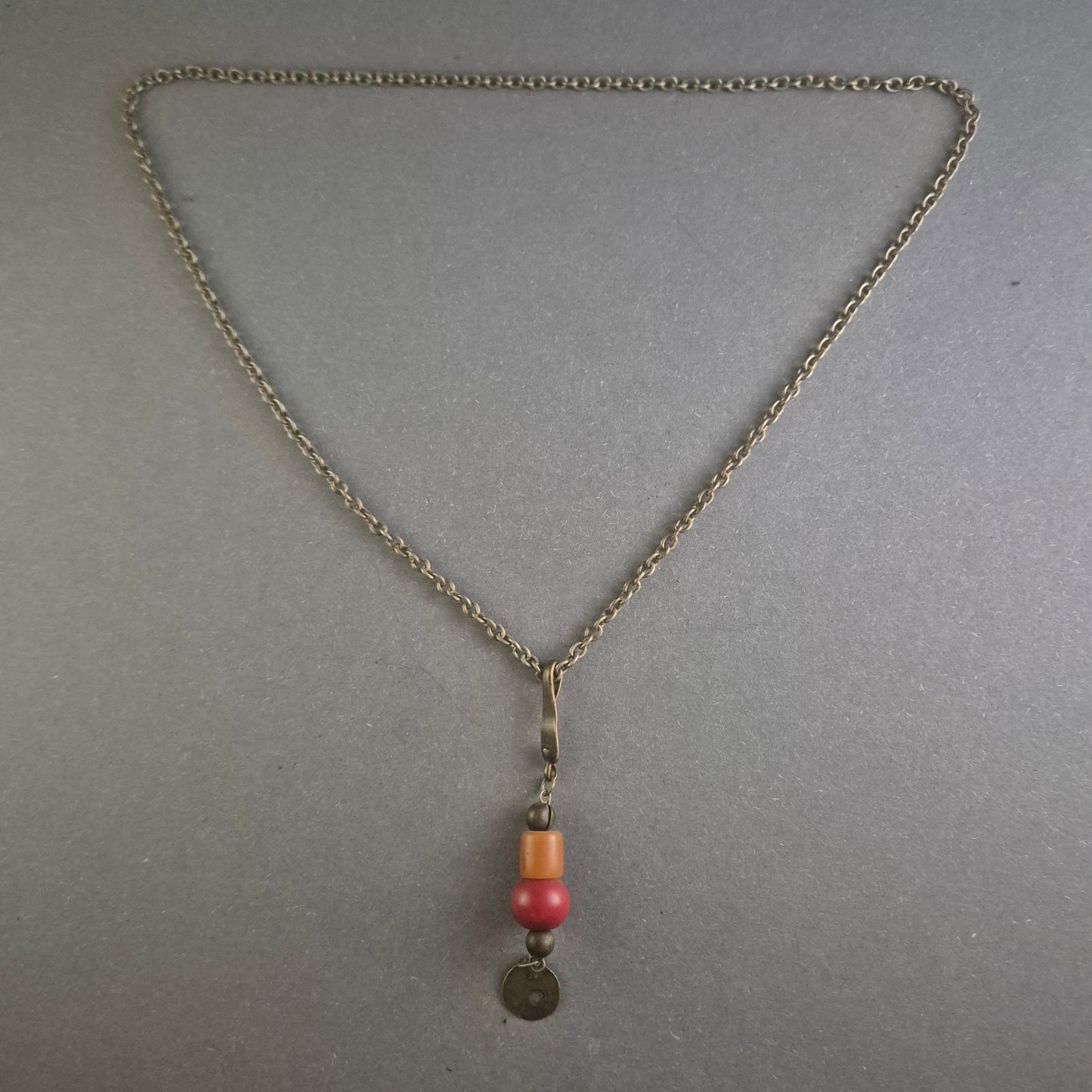 Antike Silberkette mit buntem Anhänger – Ethno-Look im Vintage-Stil