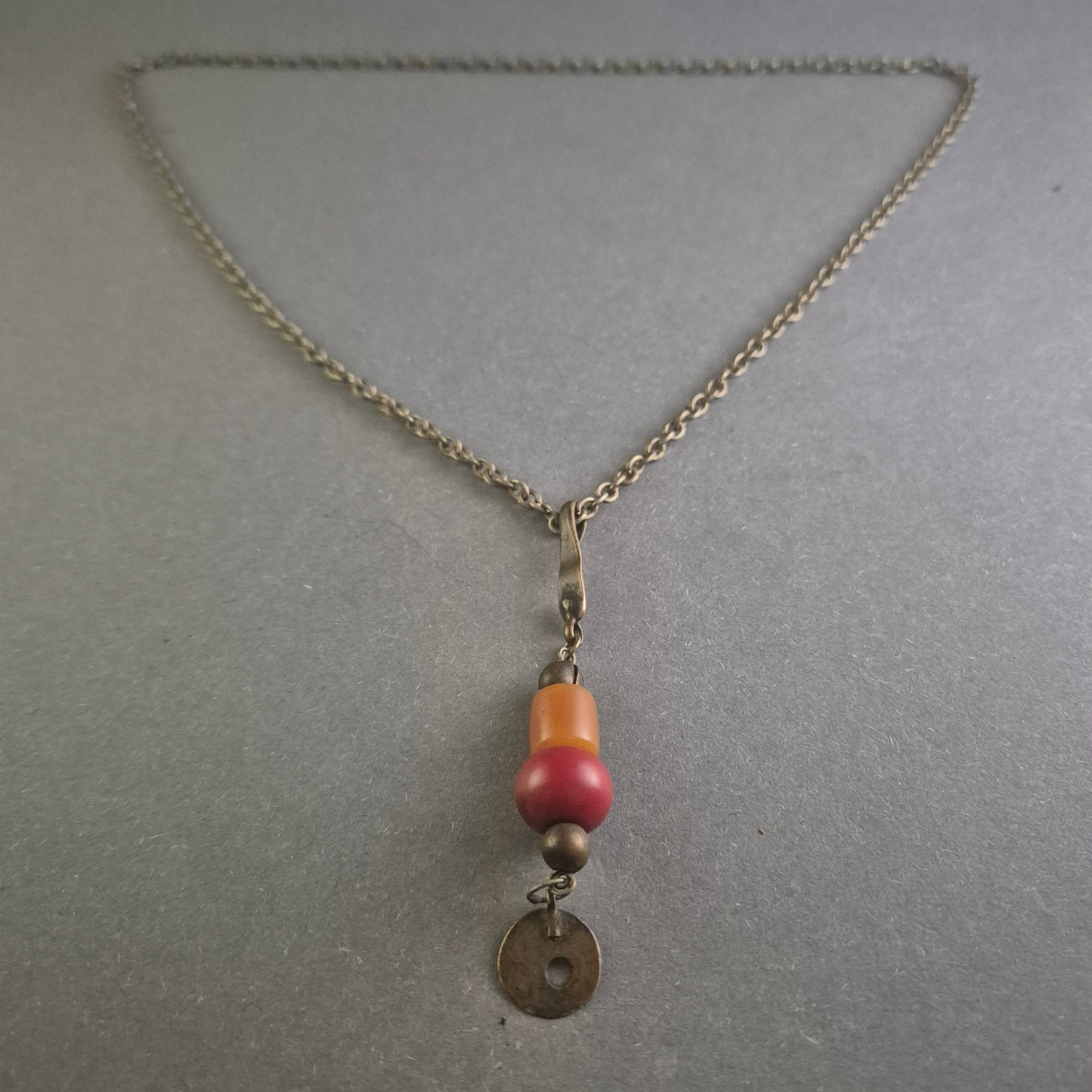 Antike Silberkette mit buntem Anhänger – Ethno-Look im Vintage-Stil