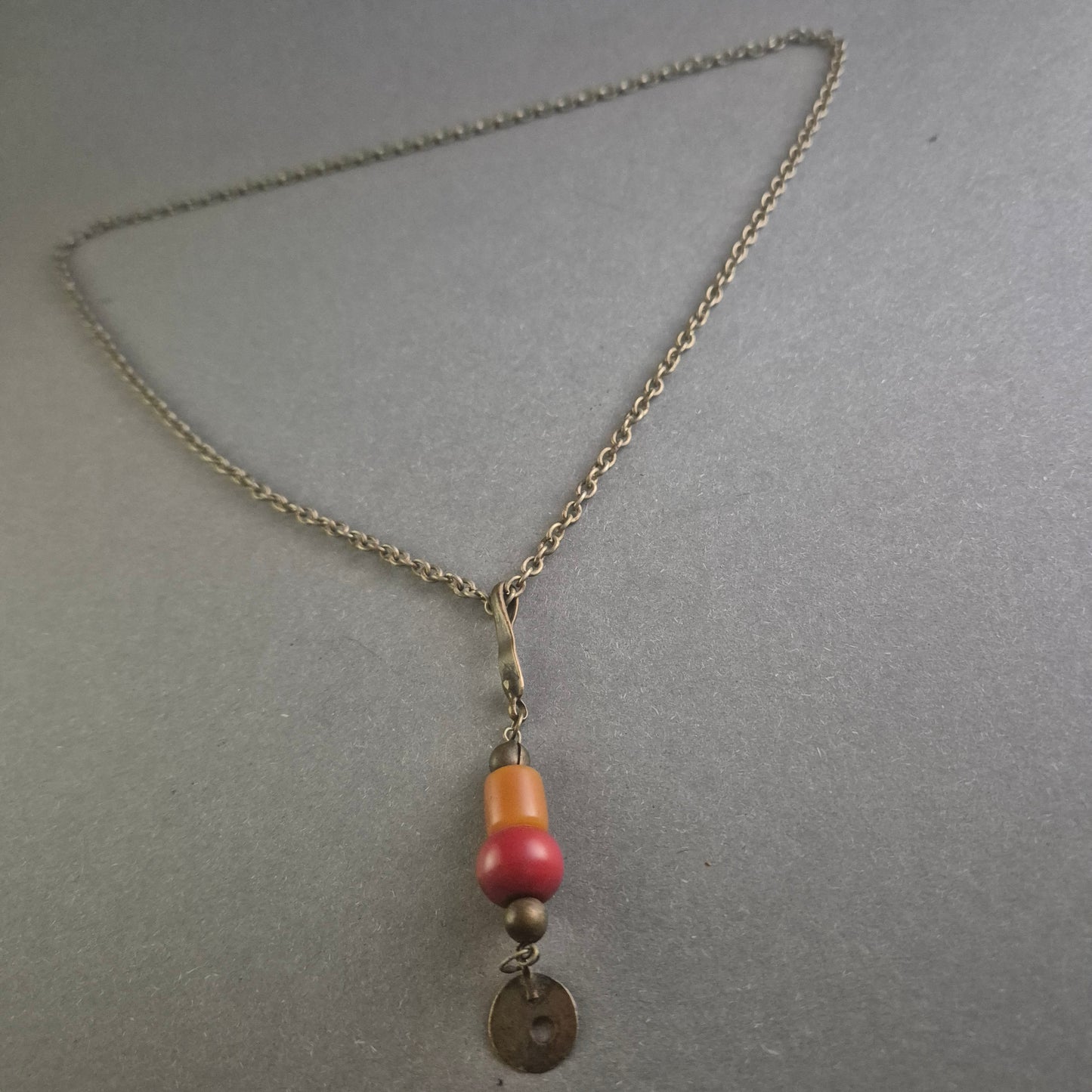 Antike Silberkette mit buntem Anhänger – Ethno-Look im Vintage-Stil