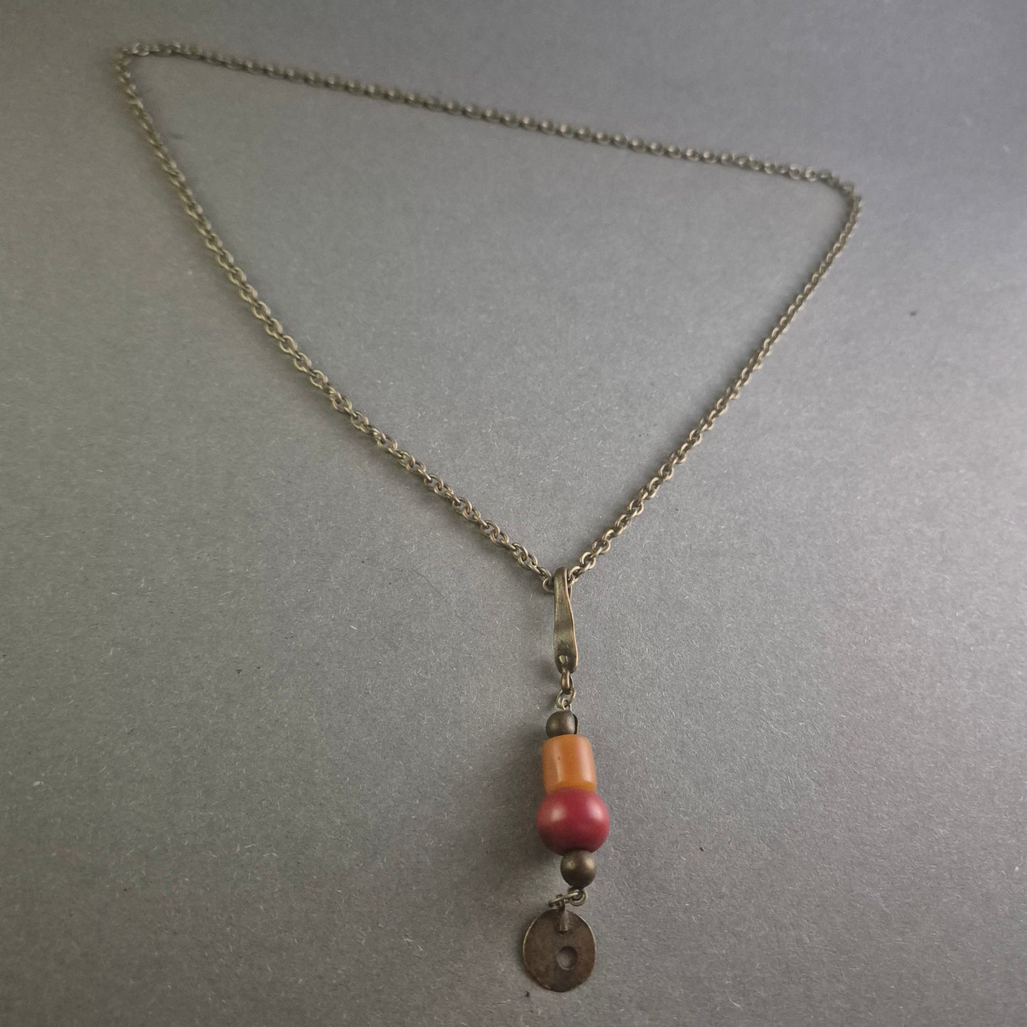 Antike Silberkette mit buntem Anhänger – Ethno-Look im Vintage-Stil