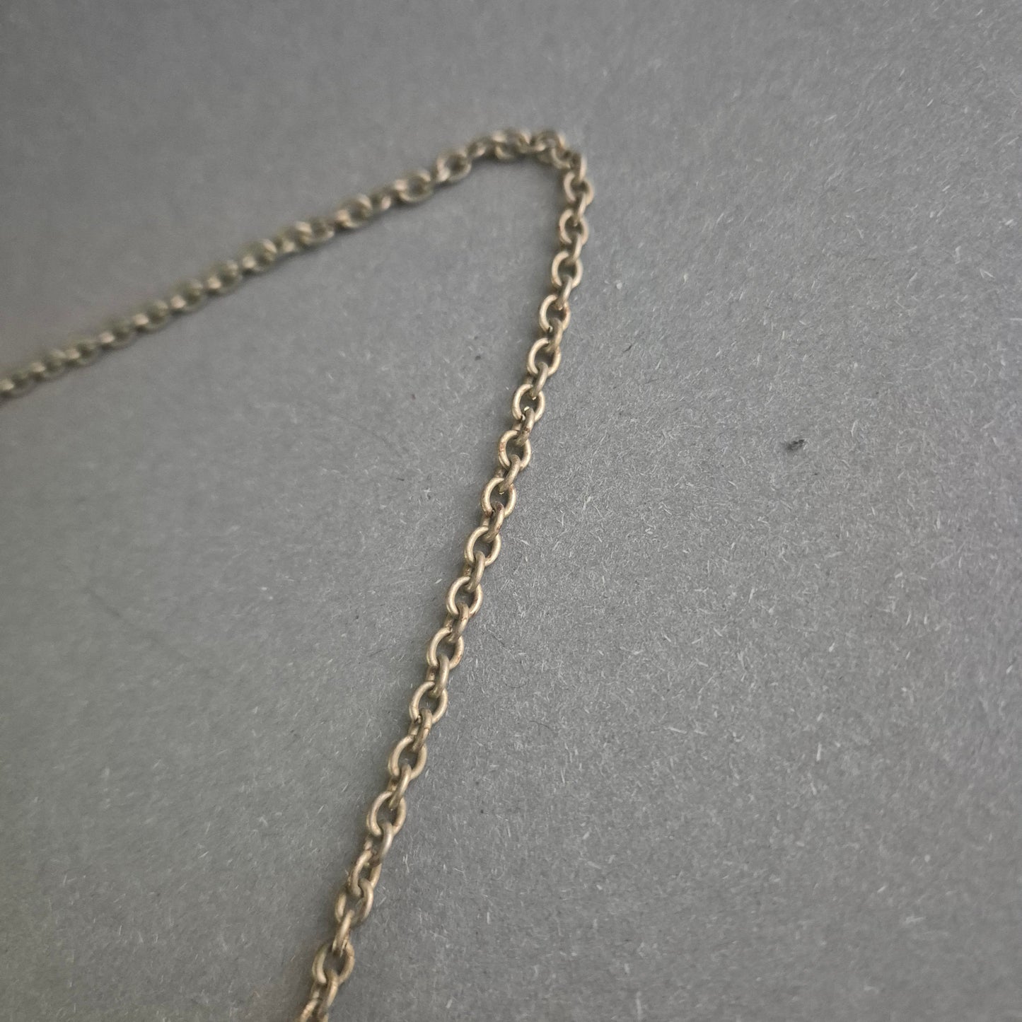 Antike Silberkette mit buntem Anhänger – Ethno-Look im Vintage-Stil