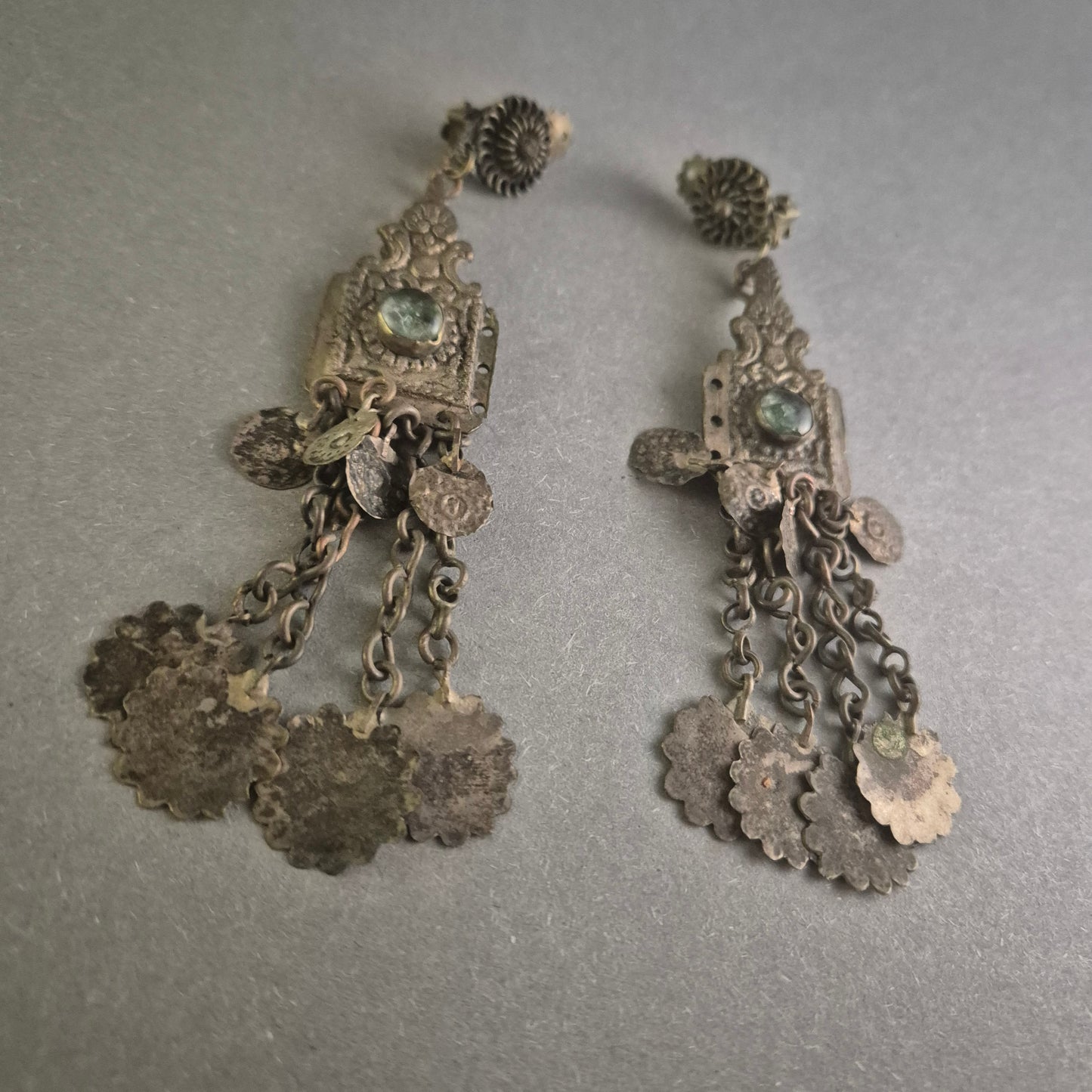 Antike Silberohrringe mit grünen Steinen und filigranem Münzdesign