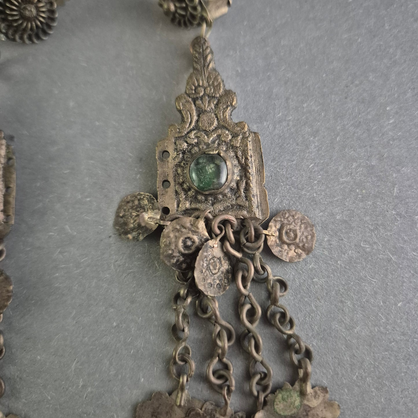 Antike Silberohrringe mit grünen Steinen und filigranem Münzdesign