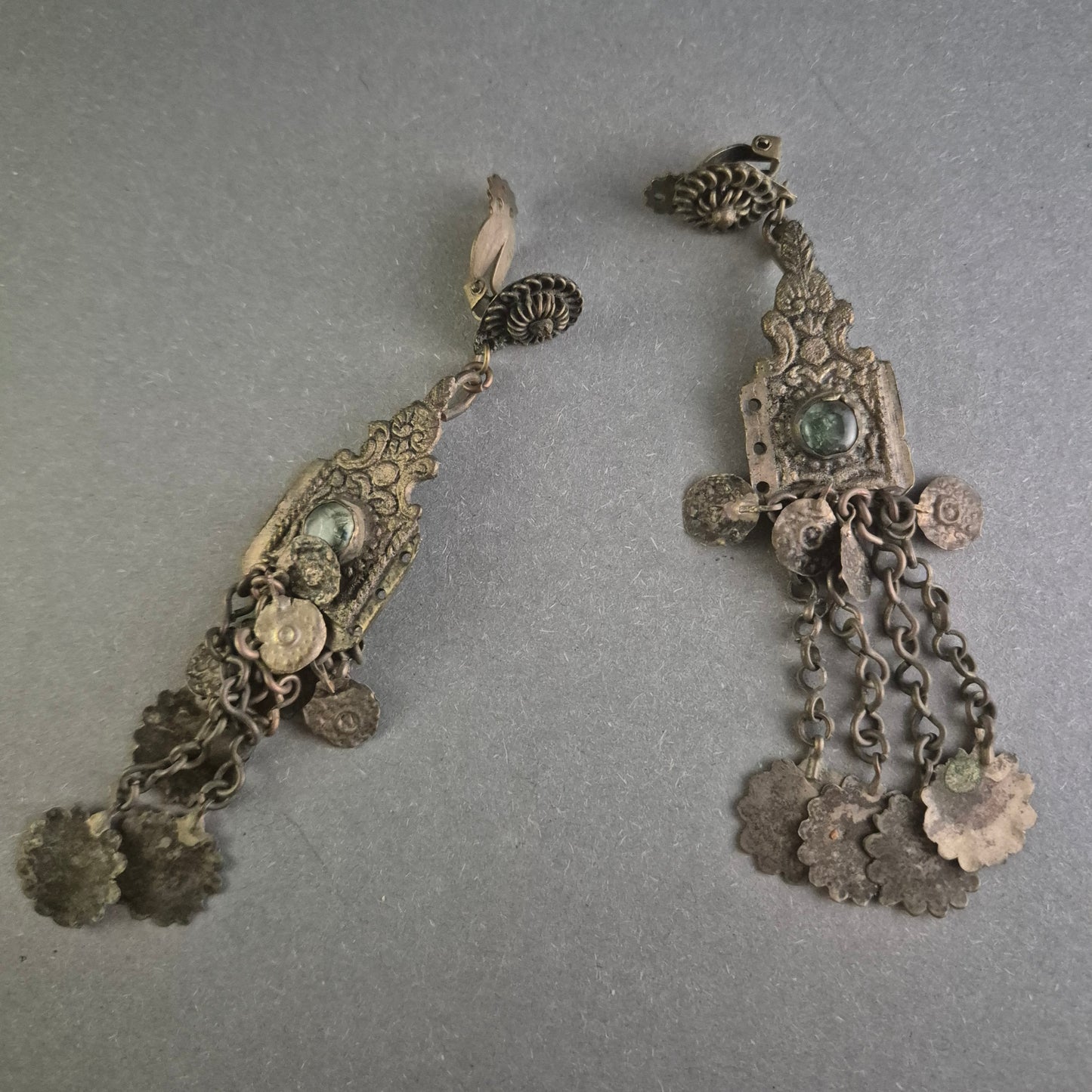Antike Silberohrringe mit grünen Steinen und filigranem Münzdesign