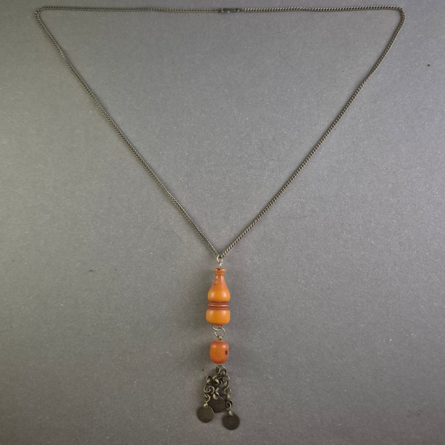 Antike Silberkette mit Bernsteinfarbenem Anhänger und Münzdesign