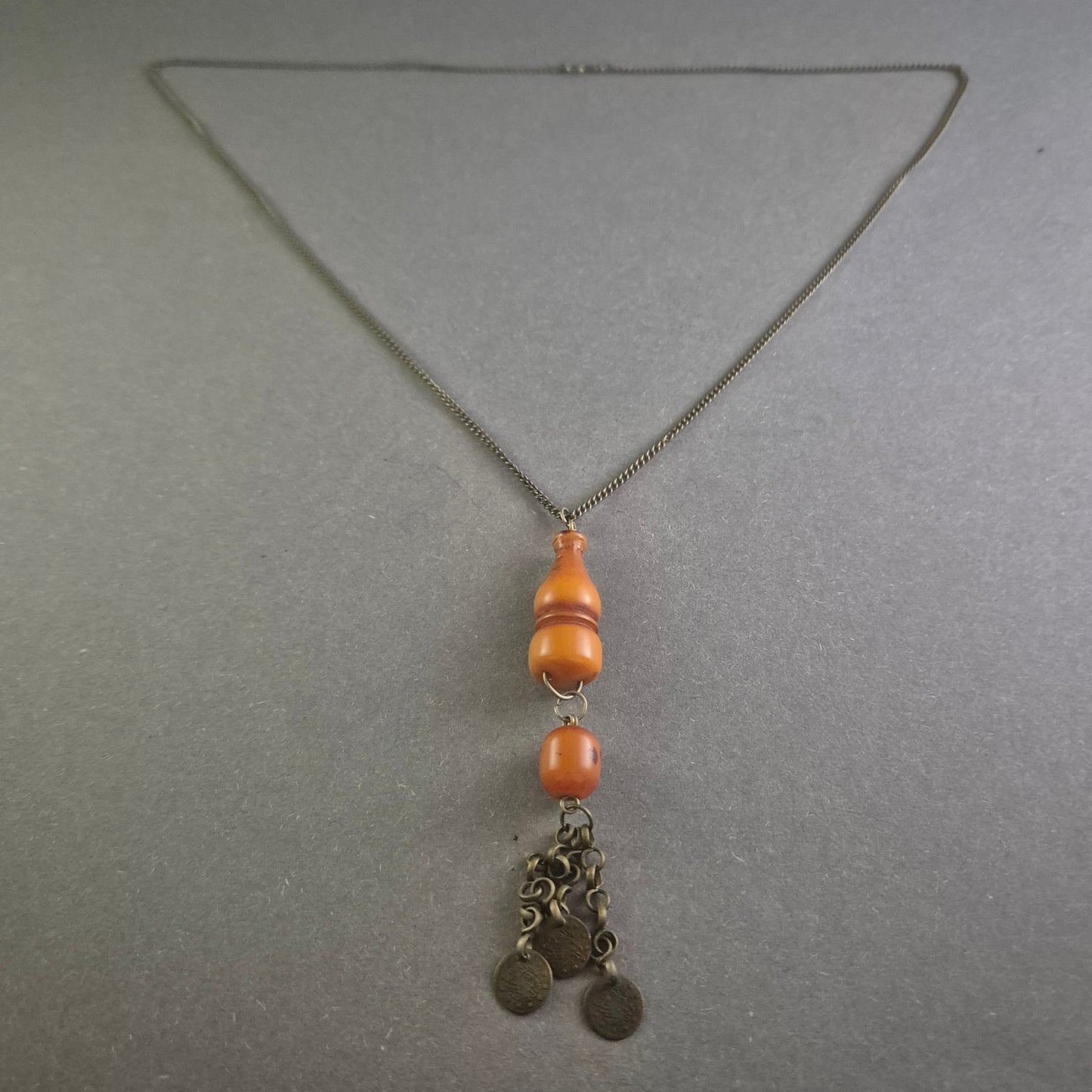Antike Silberkette mit Bernsteinfarbenem Anhänger und Münzdesign