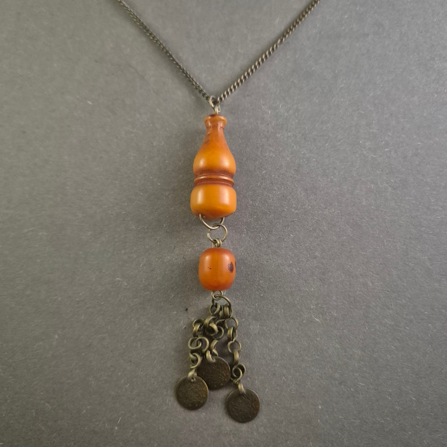 Antike Silberkette mit Bernsteinfarbenem Anhänger und Münzdesign