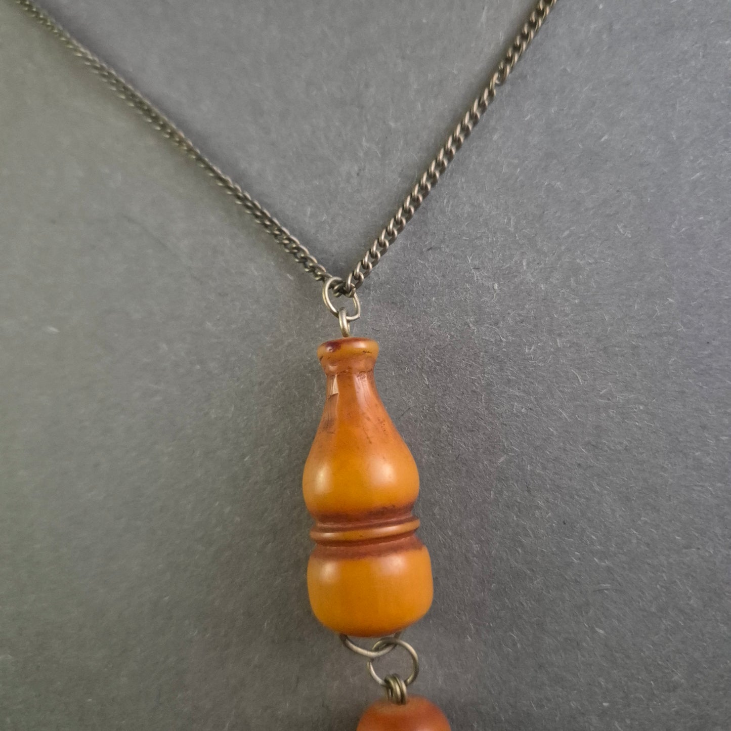 Antike Silberkette mit Bernsteinfarbenem Anhänger und Münzdesign