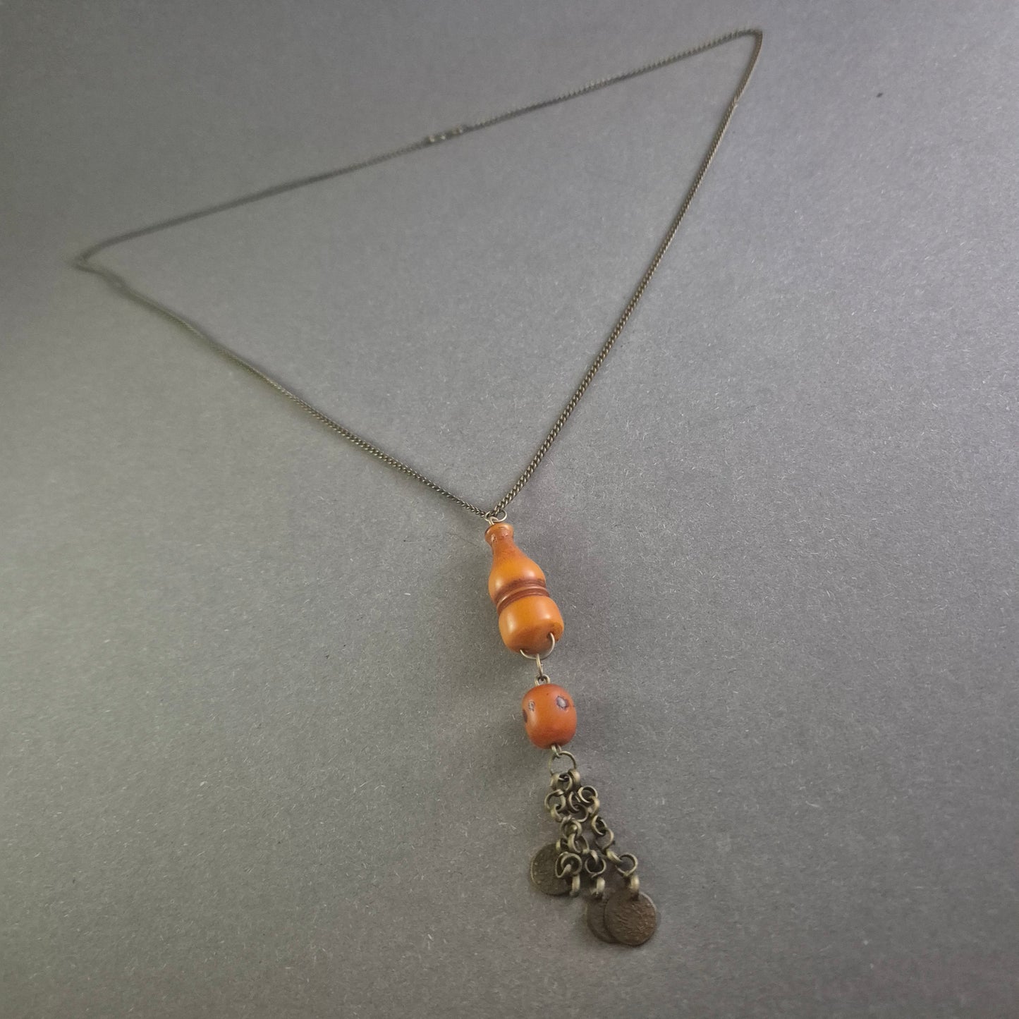 Antike Silberkette mit Bernsteinfarbenem Anhänger und Münzdesign