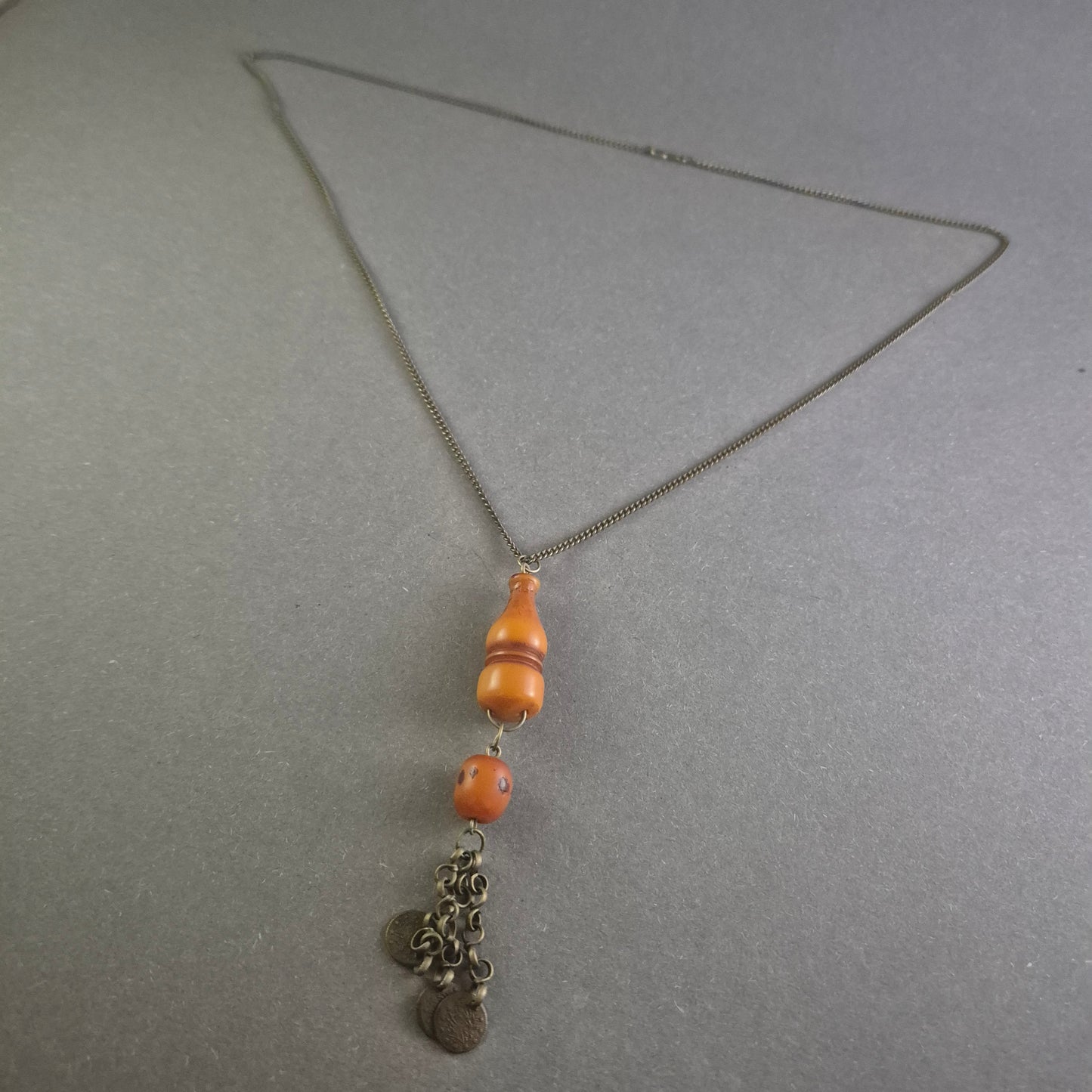 Antike Silberkette mit Bernsteinfarbenem Anhänger und Münzdesign