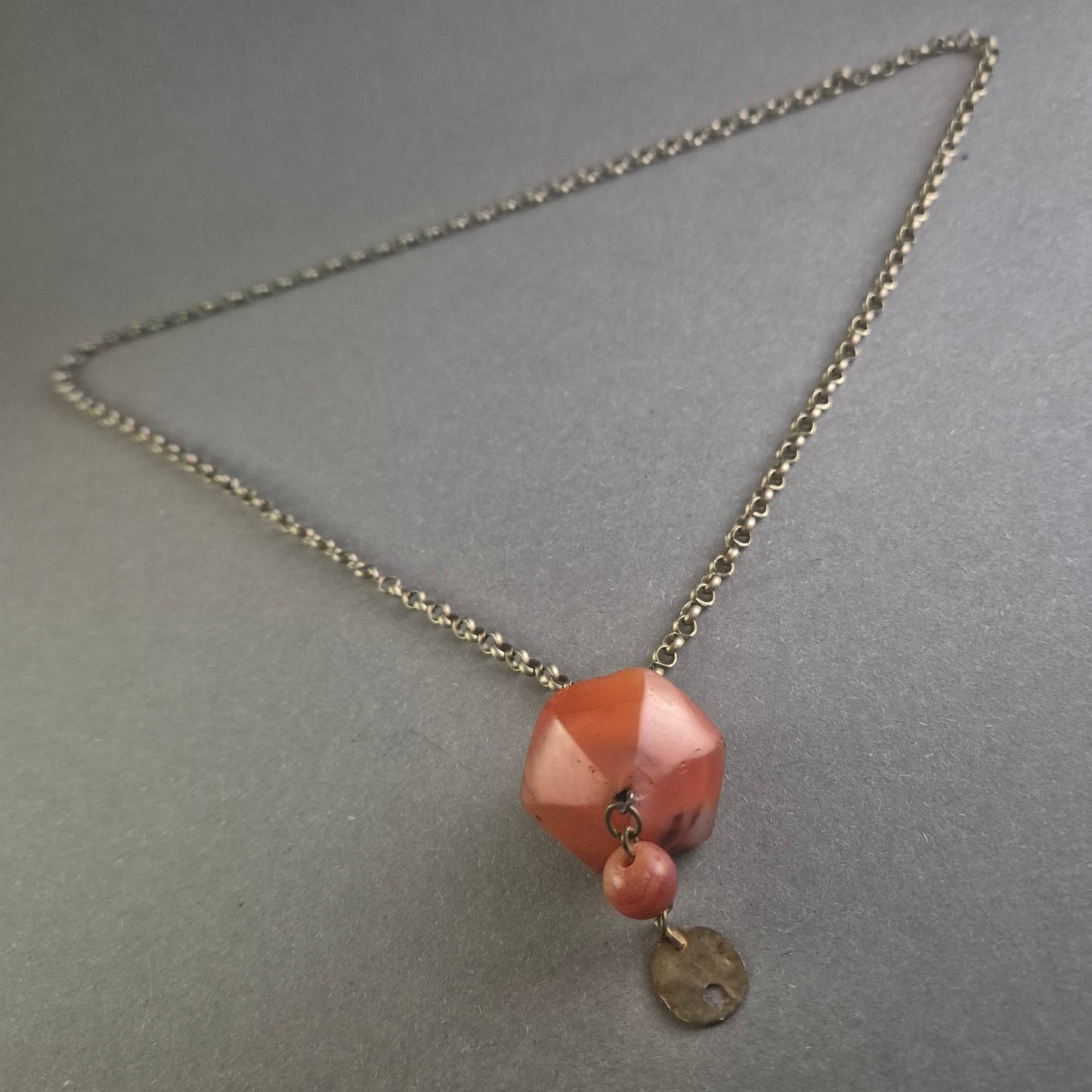 Antike Silberkette mit facettiertem Karneol-Anhänger und Münzdetail