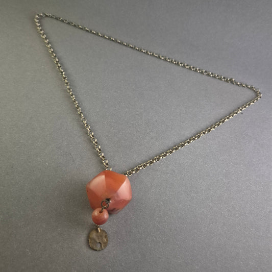Antike Silberkette mit facettiertem Karneol-Anhänger und Münzdetail