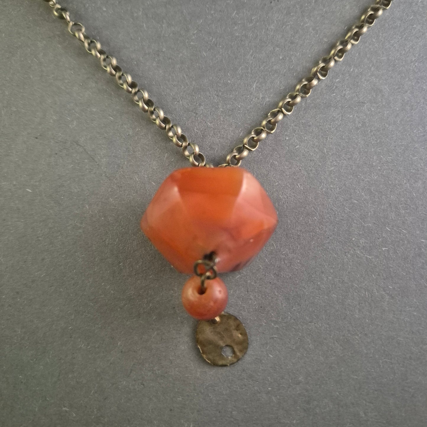 Antike Silberkette mit facettiertem Karneol-Anhänger und Münzdetail