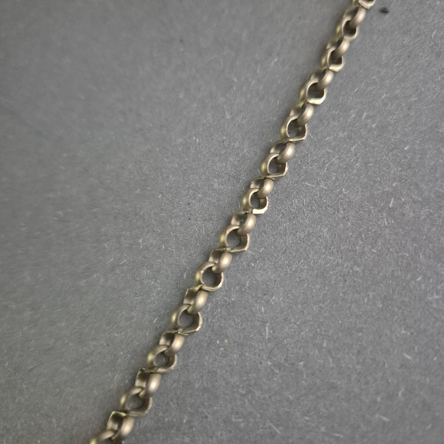 Antike Silberkette mit facettiertem Karneol-Anhänger und Münzdetail