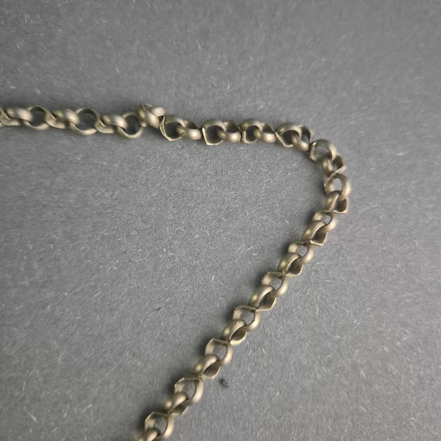 Antike Silberkette mit facettiertem Karneol-Anhänger und Münzdetail