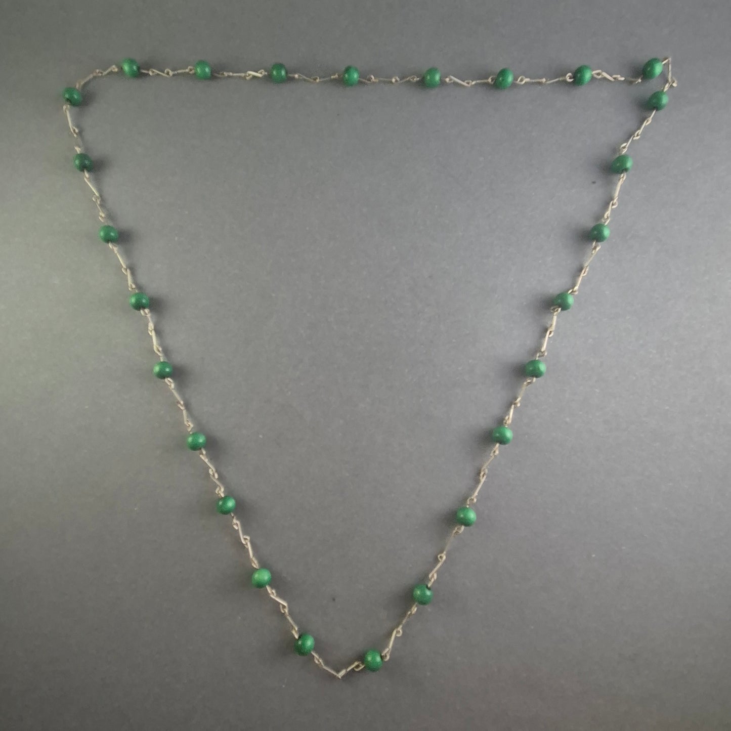 Vintage Silberkette mit grünen Perlen – Zeitlose Eleganz
