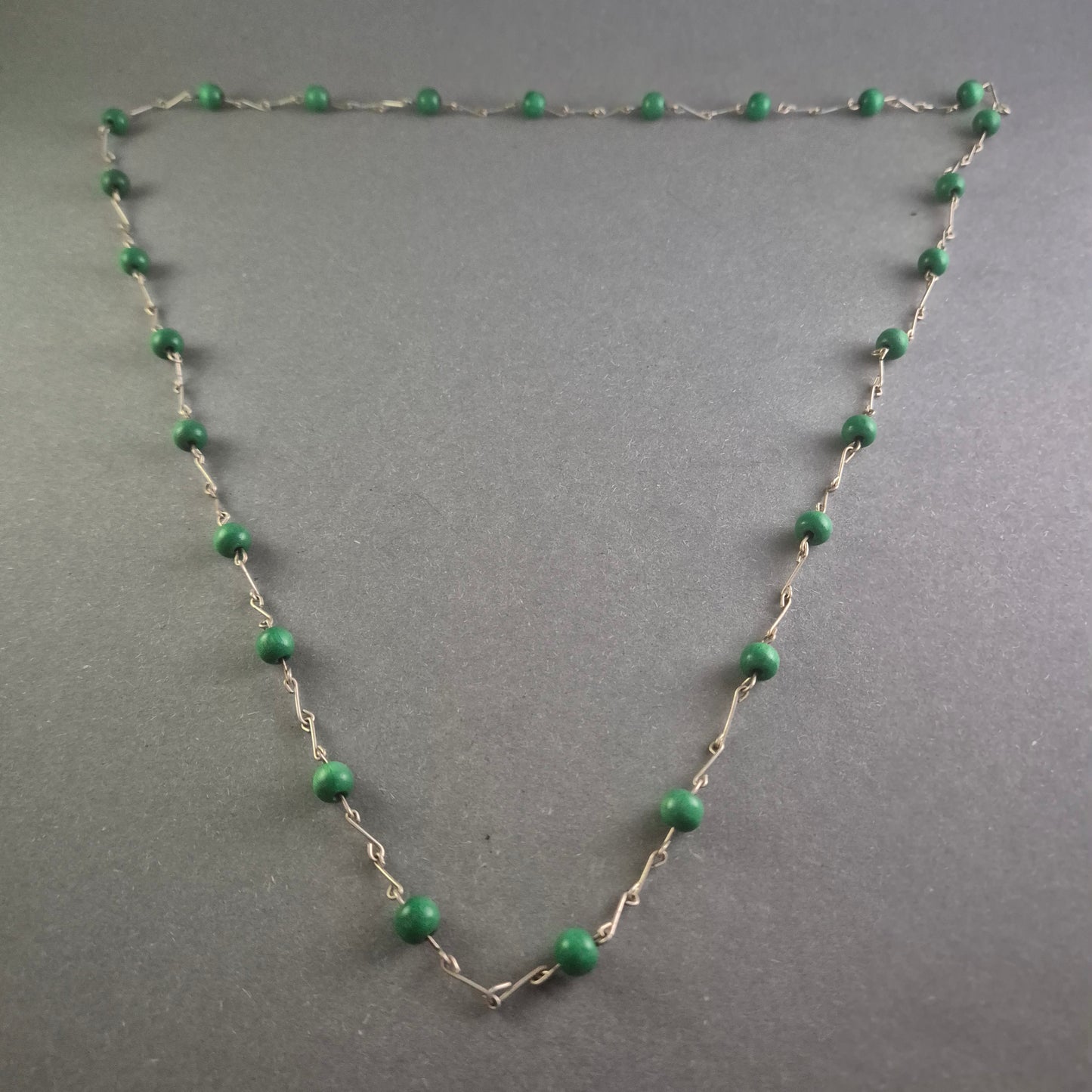 Vintage Silberkette mit grünen Perlen – Zeitlose Eleganz