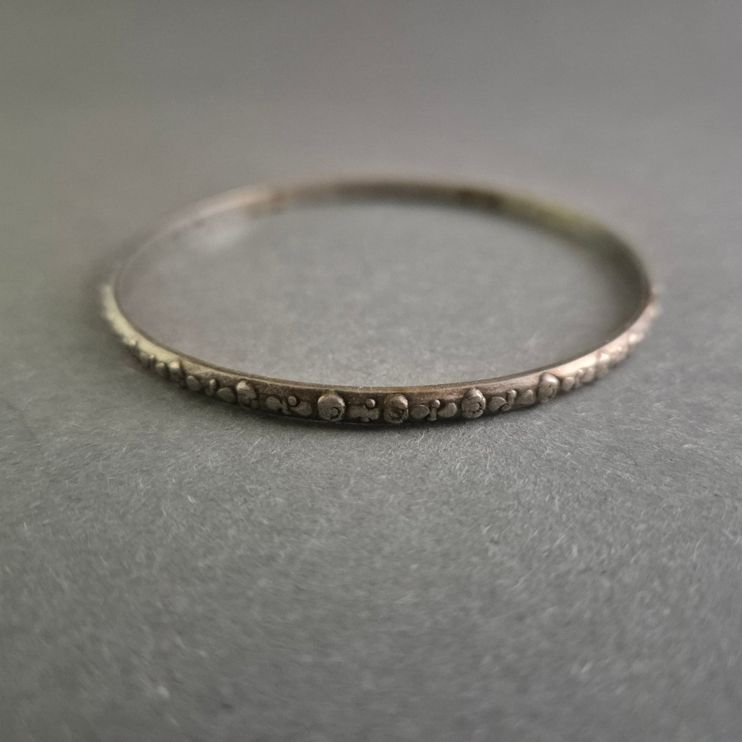 Antiker Silberarmreif aus Marokko mit filigranem Muster – Zeitlose Eleganz