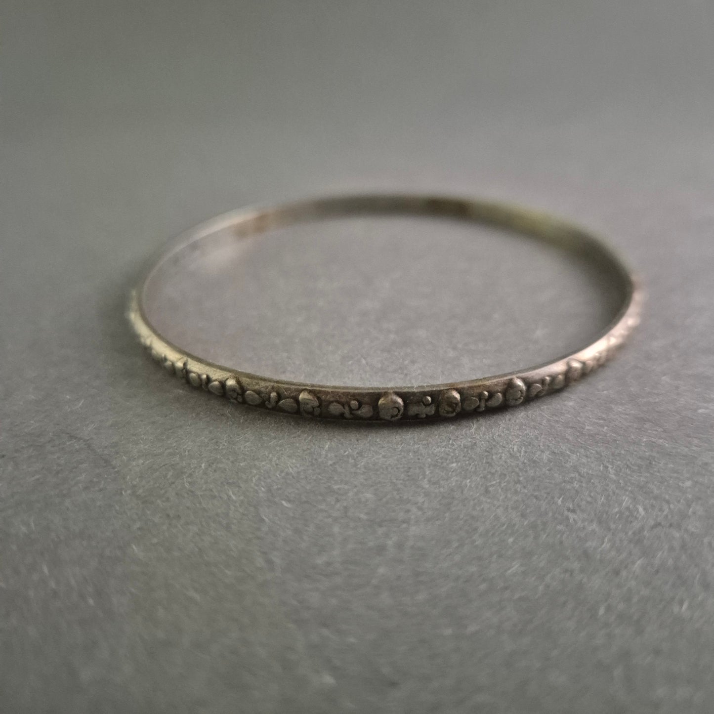 Antiker Silberarmreif aus Marokko mit filigranem Muster – Zeitlose Eleganz