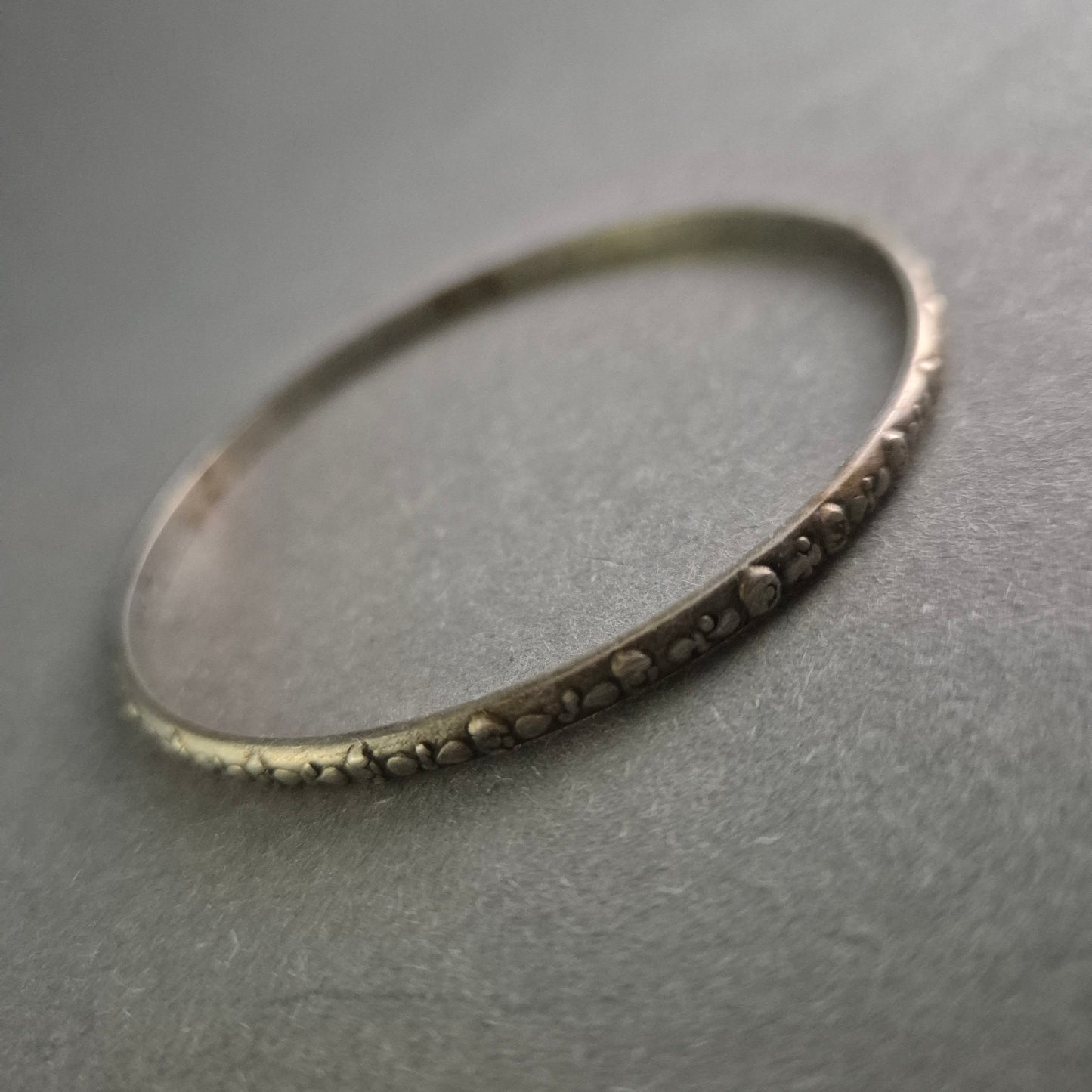 Antiker Silberarmreif aus Marokko mit filigranem Muster – Zeitlose Eleganz