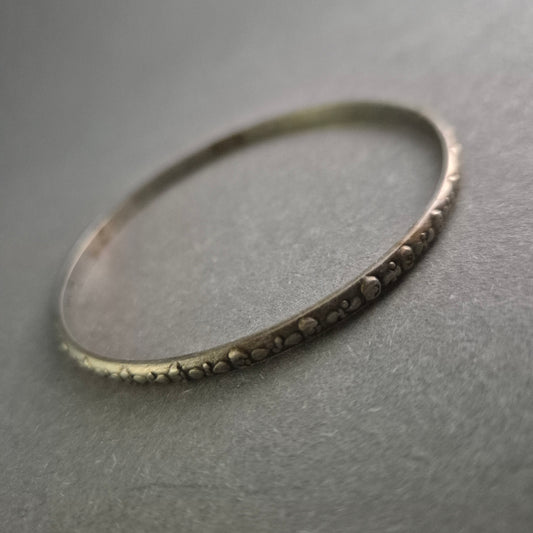 Antiker Silberarmreif aus Marokko mit filigranem Muster – Zeitlose Eleganz