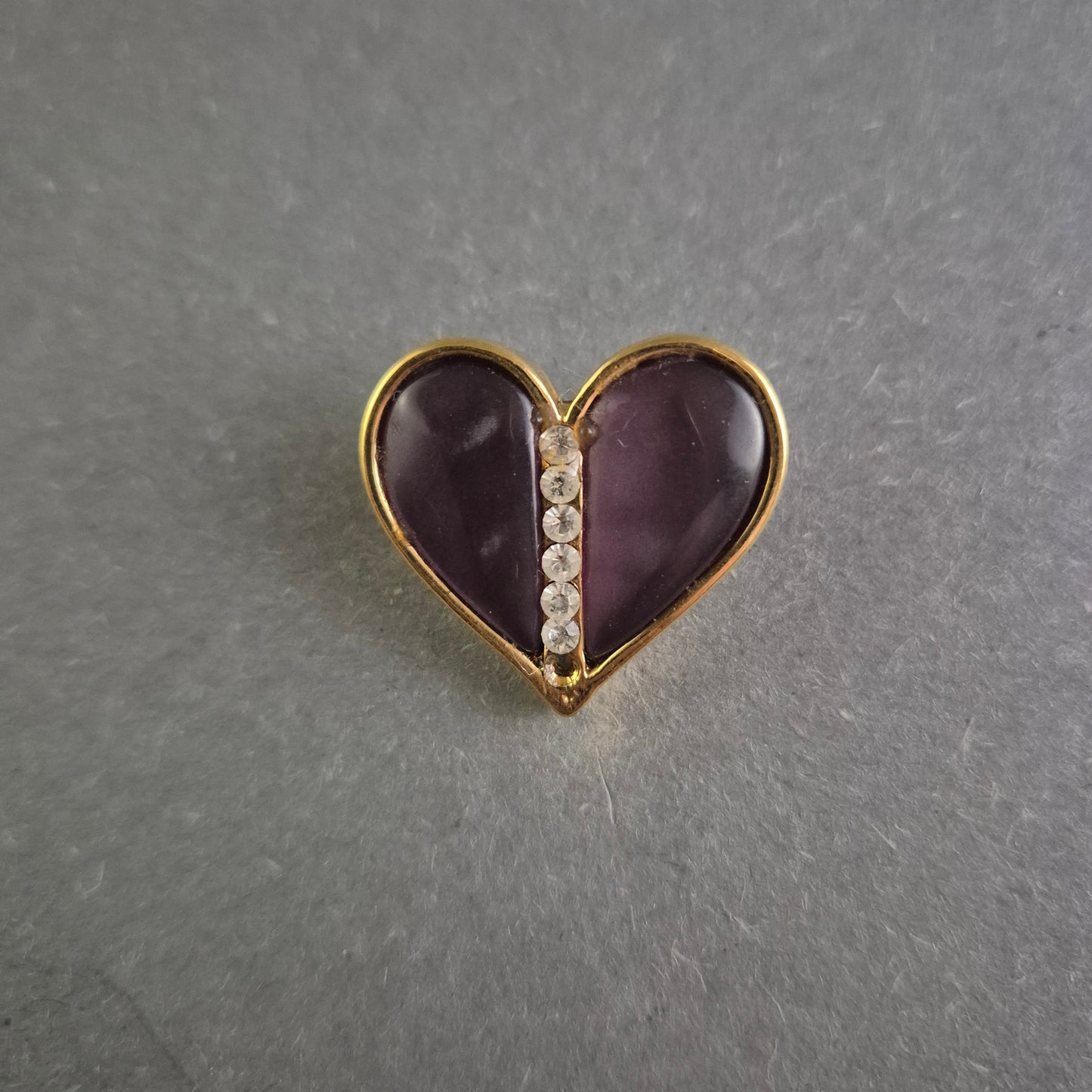 Vintage Herzbrosche mit lila Schmucksteinen und Strass – Romantische Eleganz