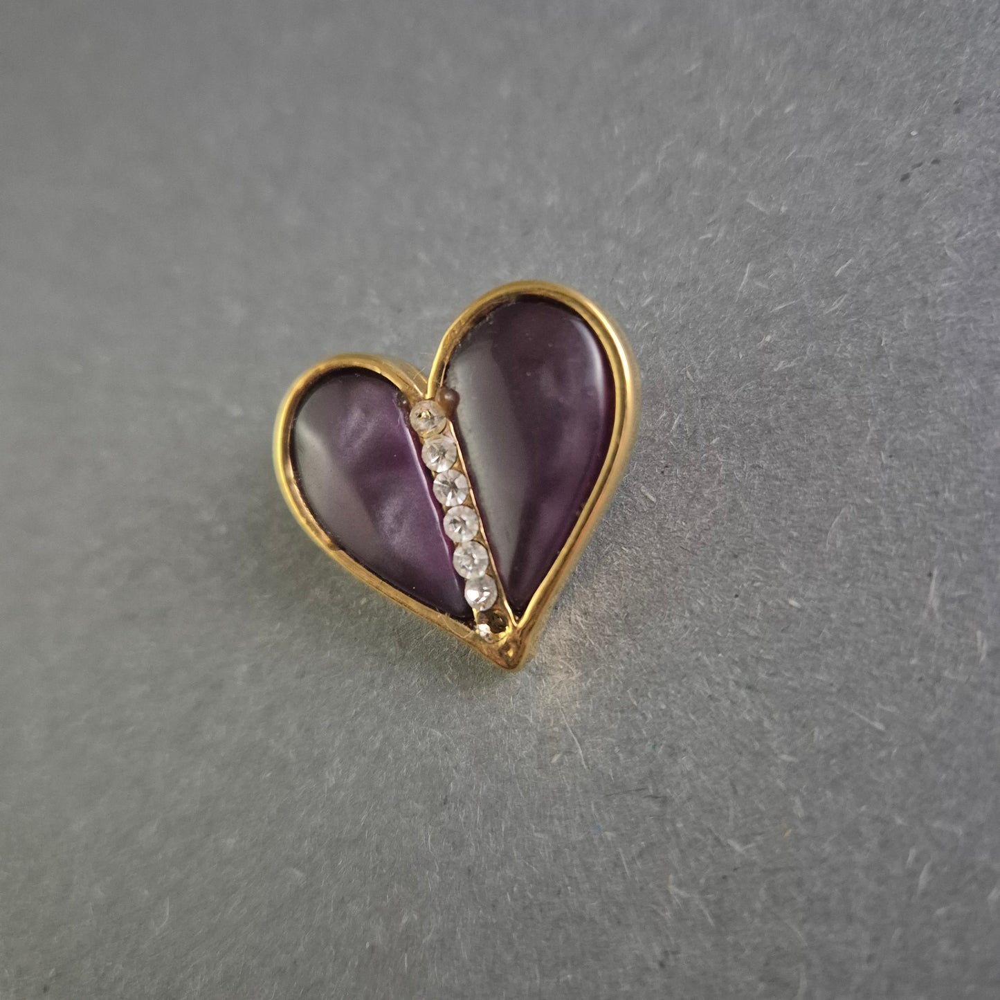 Vintage Herzbrosche mit lila Schmucksteinen und Strass – Romantische Eleganz