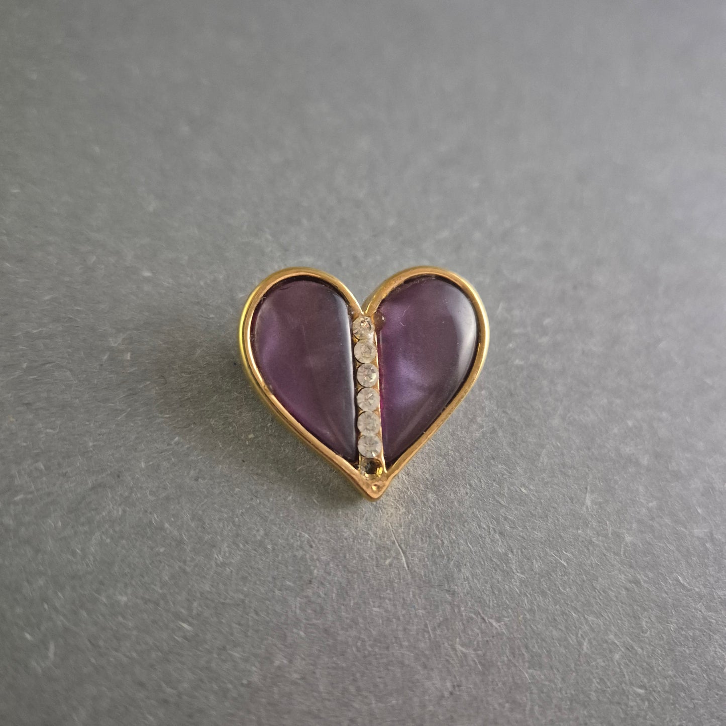 Vintage Herzbrosche mit lila Schmucksteinen und Strass – Romantische Eleganz