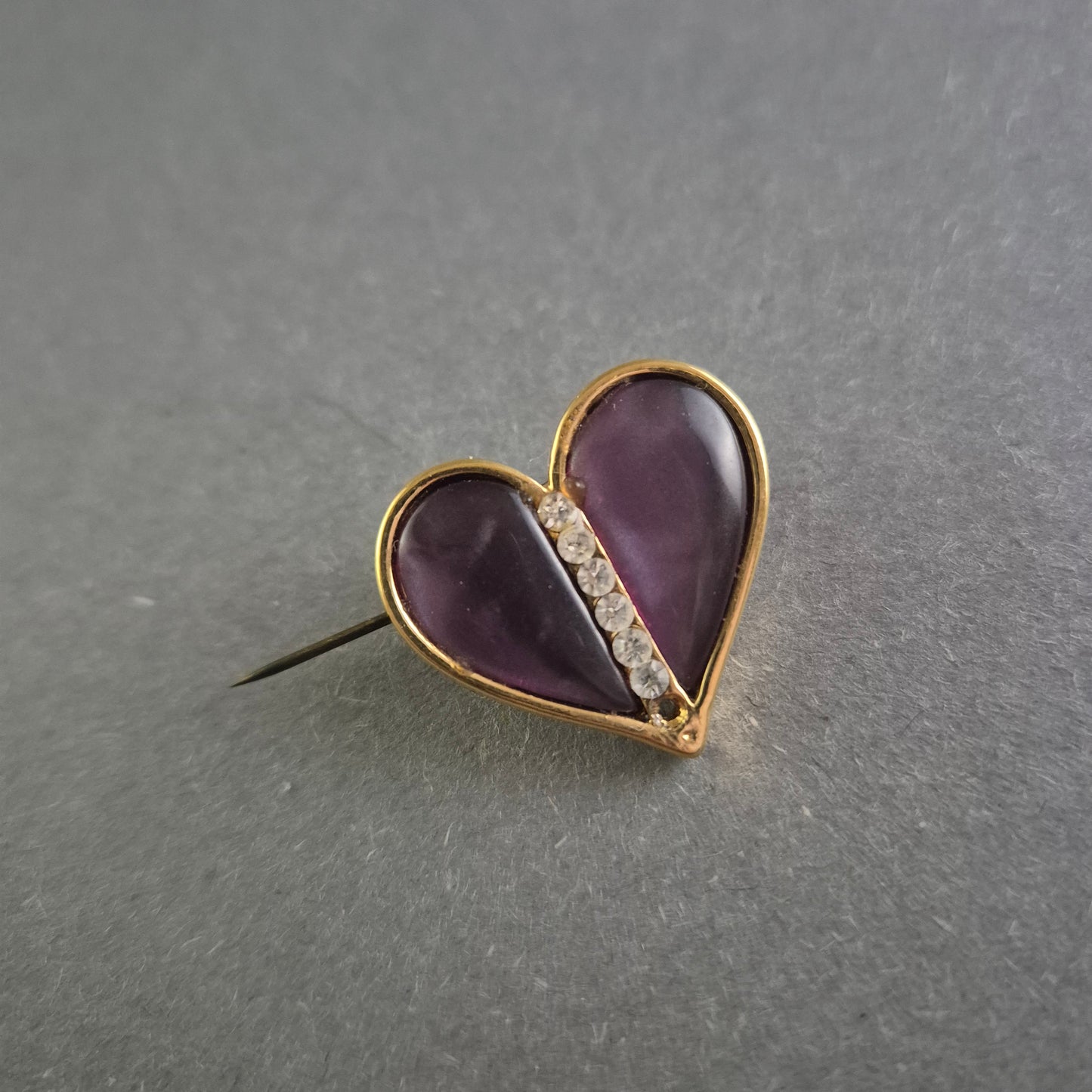 Vintage Herzbrosche mit lila Schmucksteinen und Strass – Romantische Eleganz