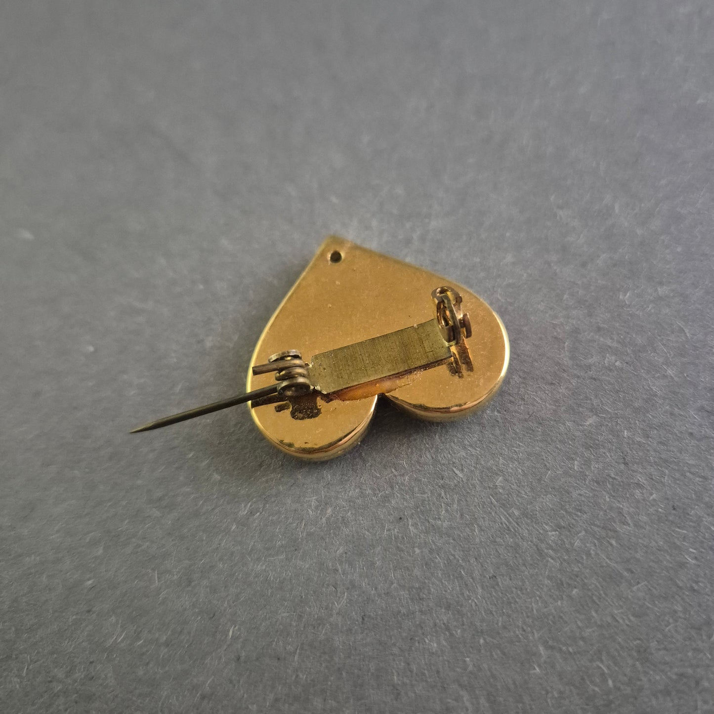 Vintage Herzbrosche mit lila Schmucksteinen und Strass – Romantische Eleganz