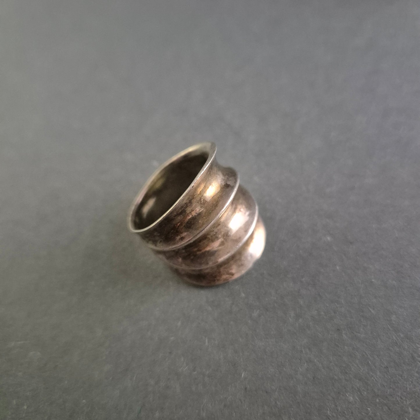 Vintage Silberring – Breites, Geschwungenes Design mit Patina