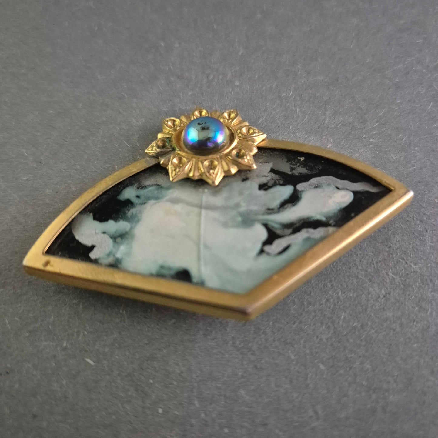 Vintage Brosche im Fächerdesign – Eleganz mit Perlmutt und Goldakzenten