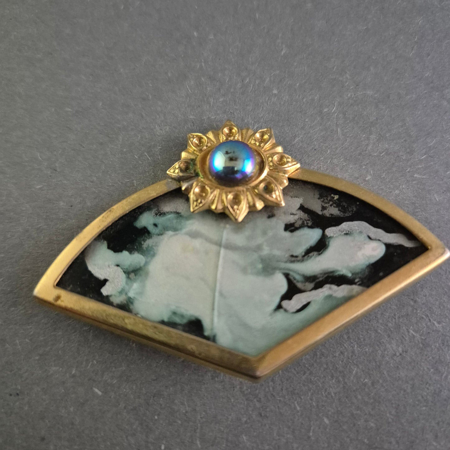 Vintage Brosche im Fächerdesign – Eleganz mit Perlmutt und Goldakzenten