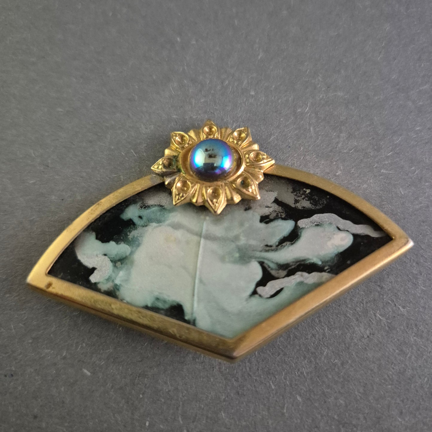 Vintage Brosche im Fächerdesign – Eleganz mit Perlmutt und Goldakzenten