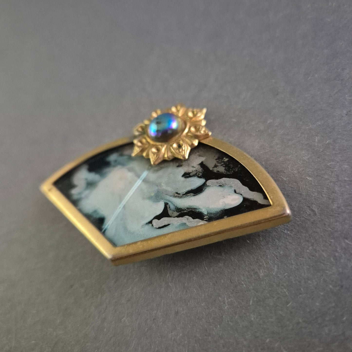 Vintage Brosche im Fächerdesign – Eleganz mit Perlmutt und Goldakzenten