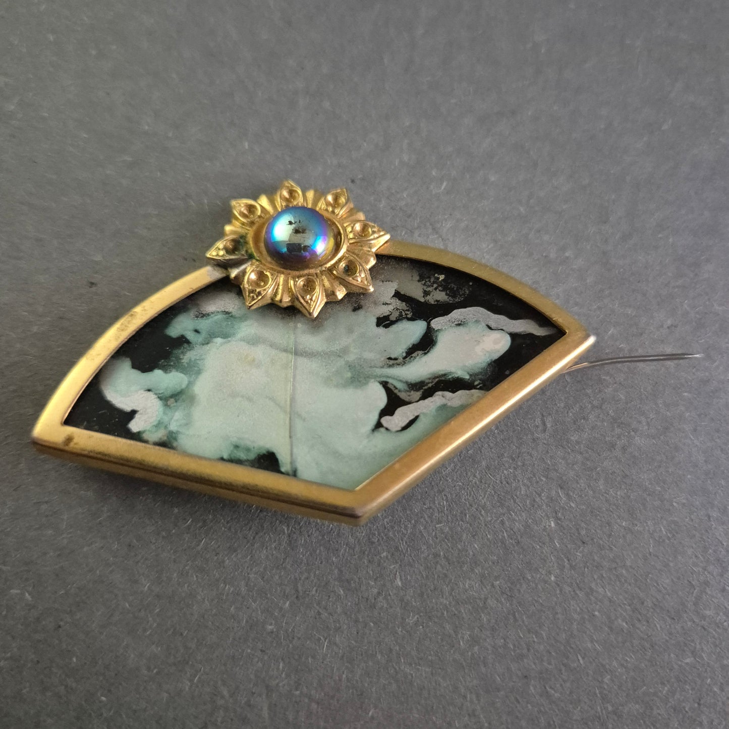 Vintage Brosche im Fächerdesign – Eleganz mit Perlmutt und Goldakzenten